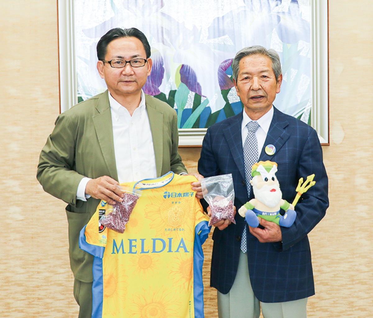 ベルマーレ ヒマワリでウクライナ支援 市内10小学校に種を寄贈 伊勢原 タウンニュース