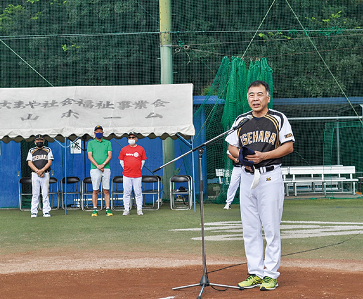 あいさつする東会長