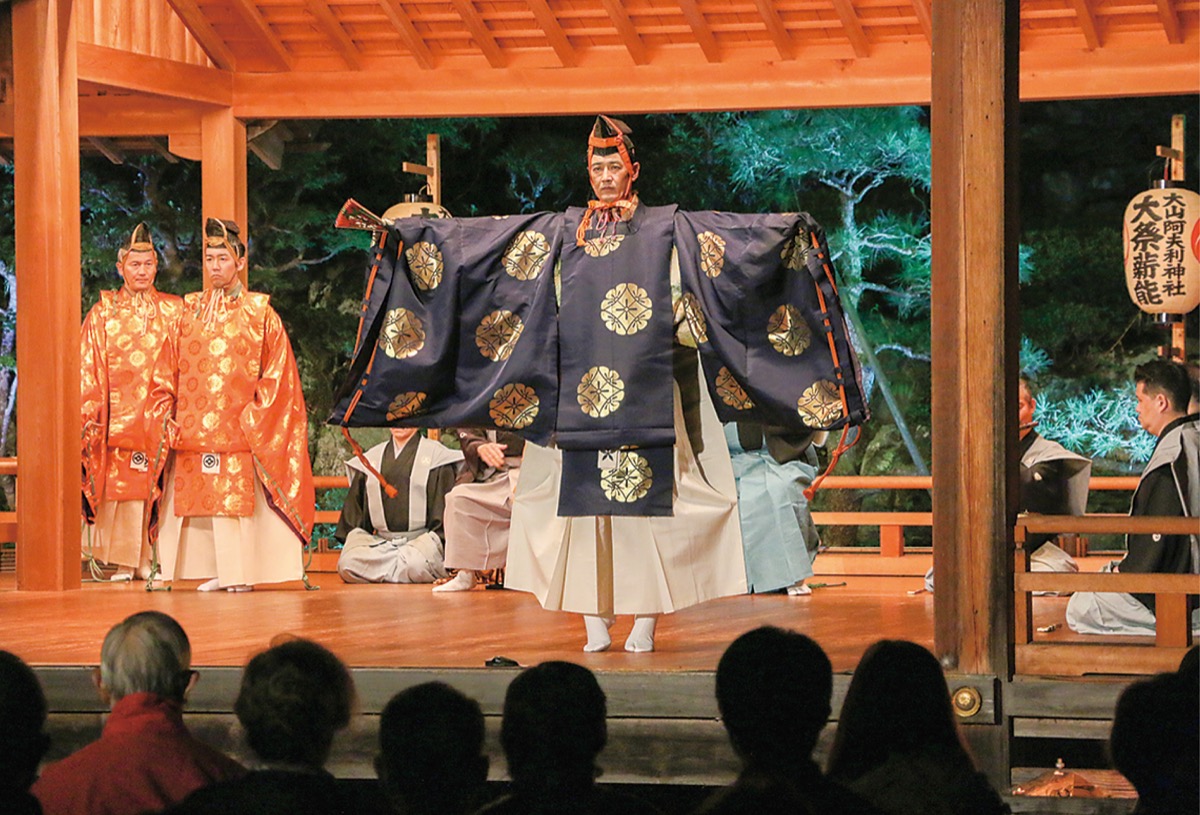 大山 能楽殿で｢火祭薪能｣ 観る人を幽玄の世界へ | 伊勢原 | タウンニュース