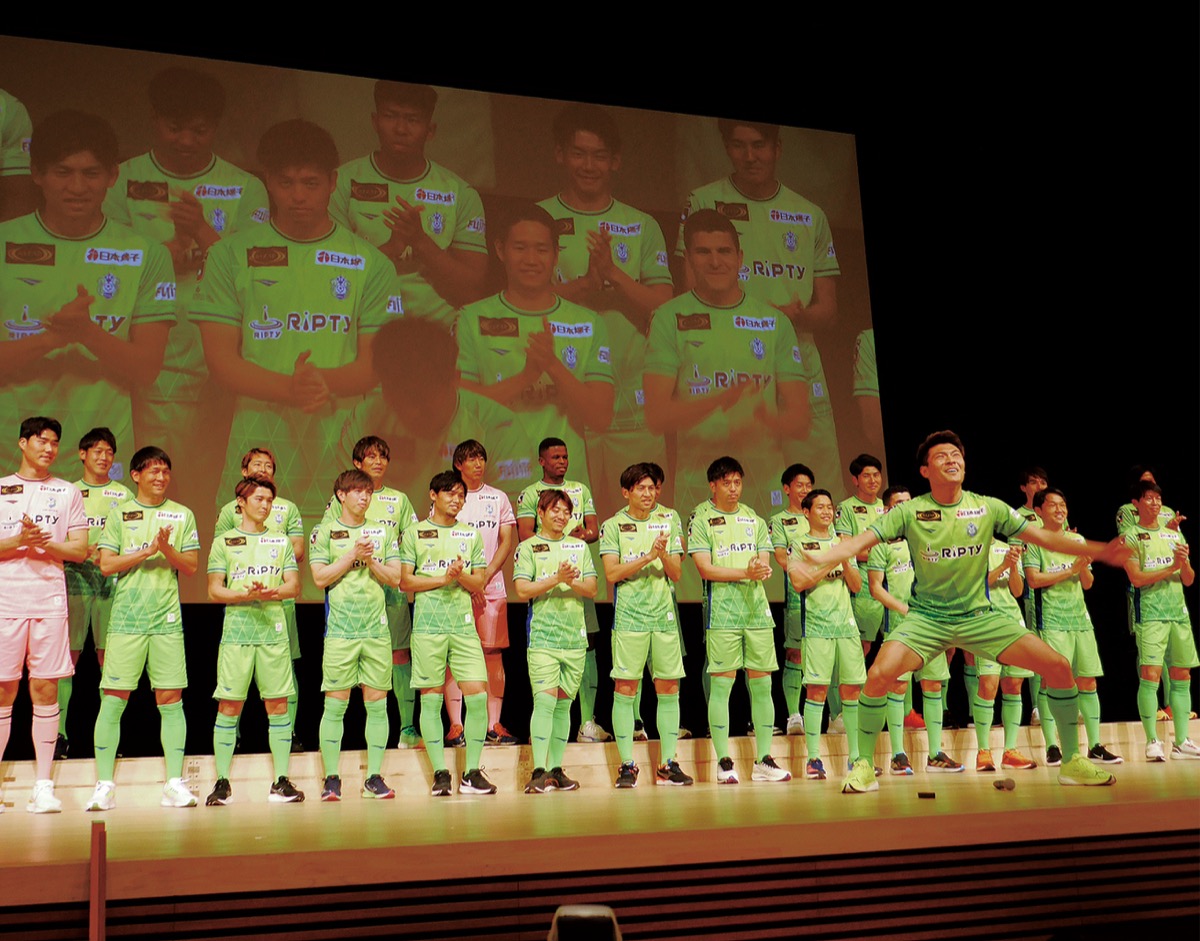 会場を盛り上げる町野選手（最前列)