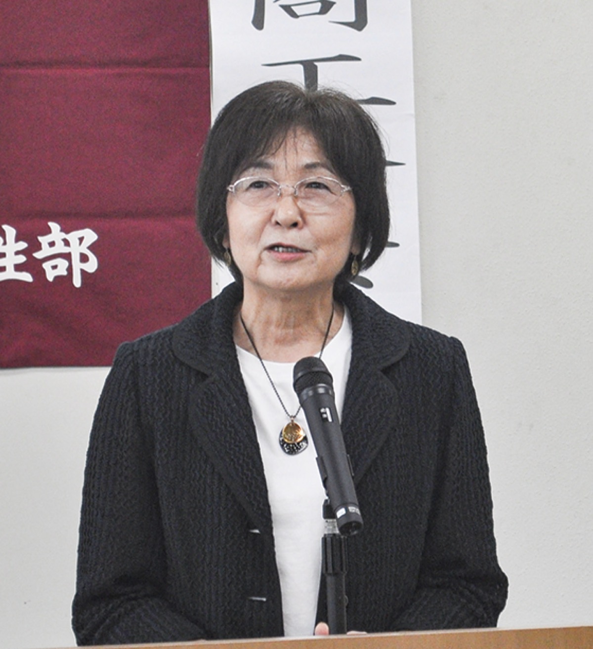 あいさつに立つ根岸部長