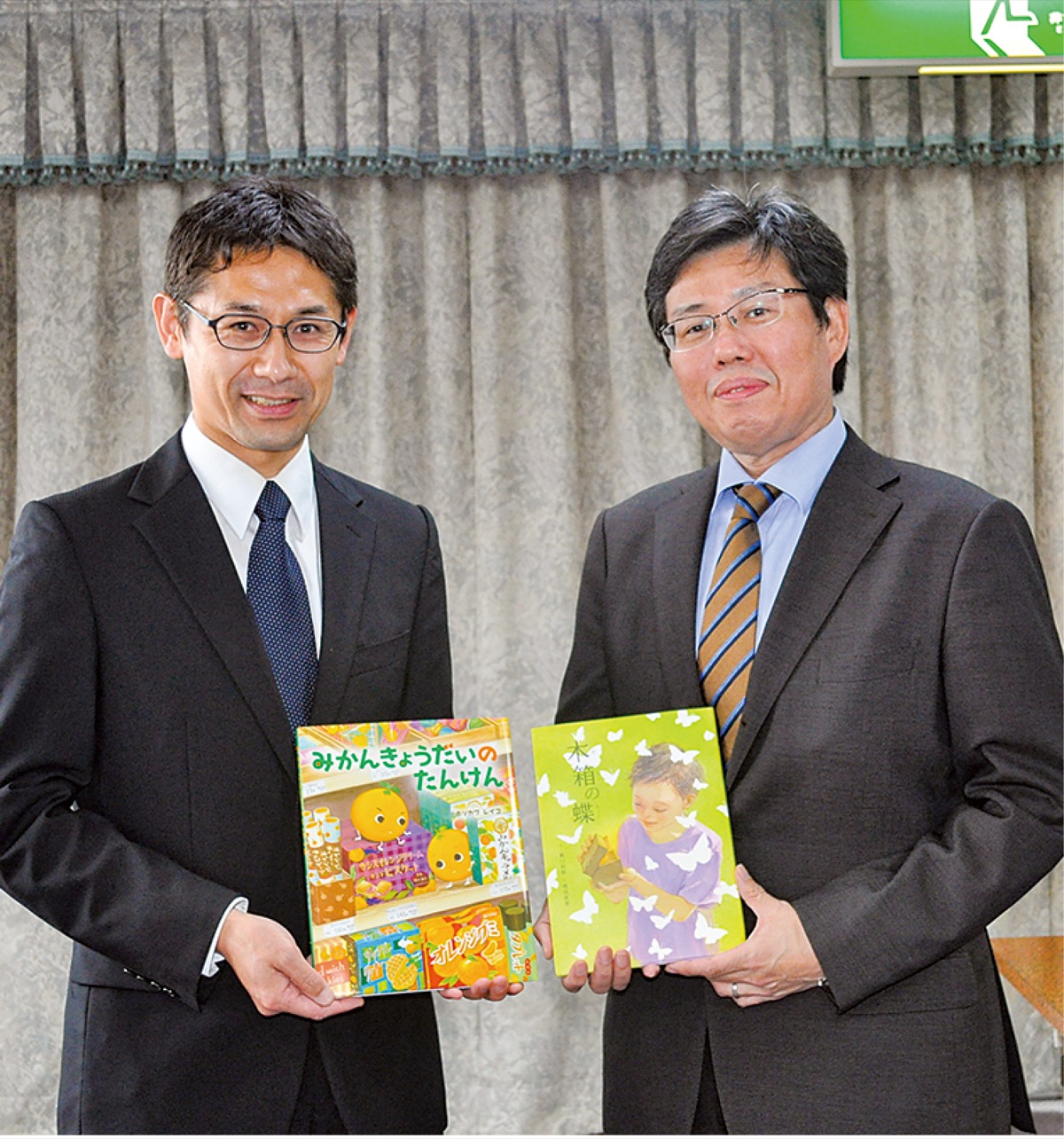 こみや料亭で行われた寄贈式の様子。岩崎会長（左）と大木課長