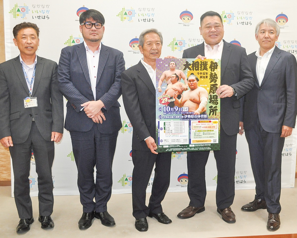 市長表敬を行った主催者ら