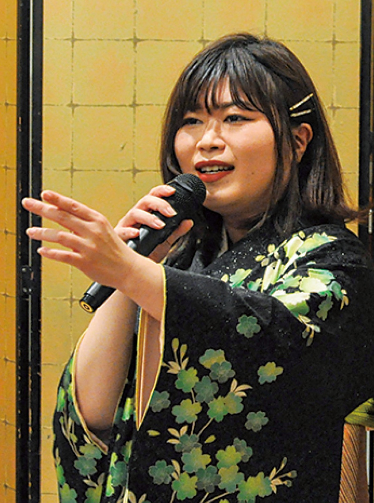 中西りえさんの歌声が来場者を魅了した