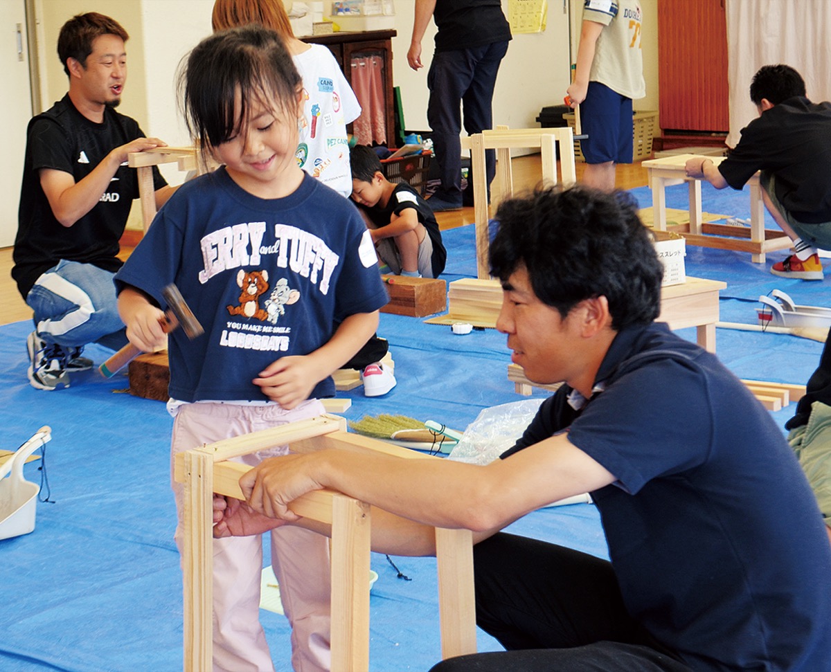 親子で一緒に長椅子作り
