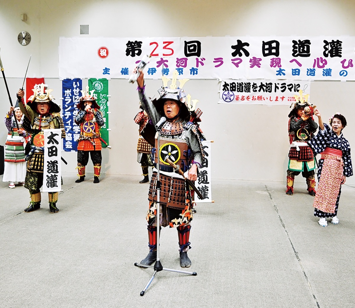 甲冑隊が寸劇を披露