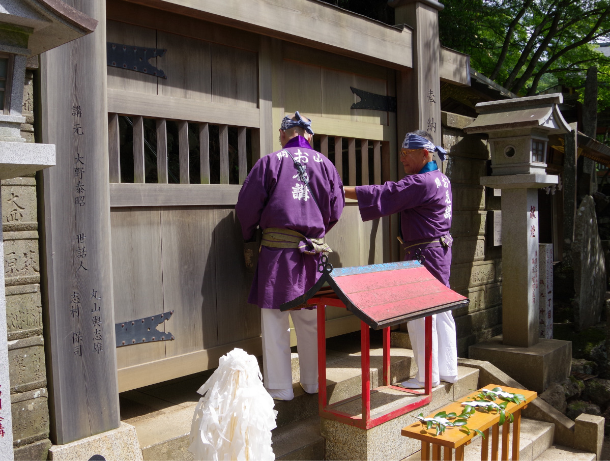 安全を祈願し、開門