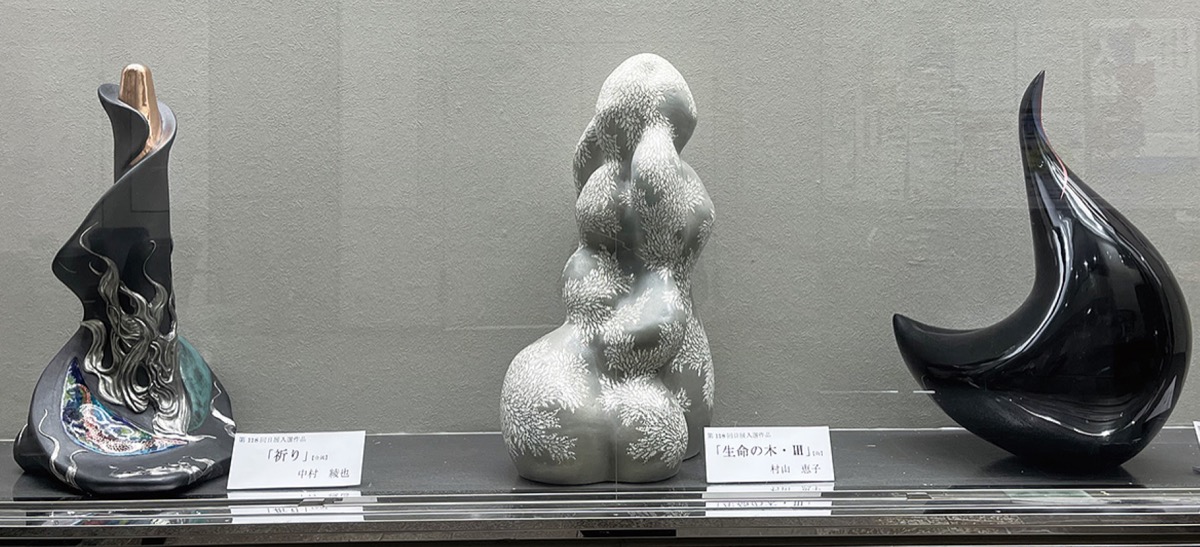 左から中村さん、村山さん、石橋さんの作品（中央公民館１階ロビー展示ケース）