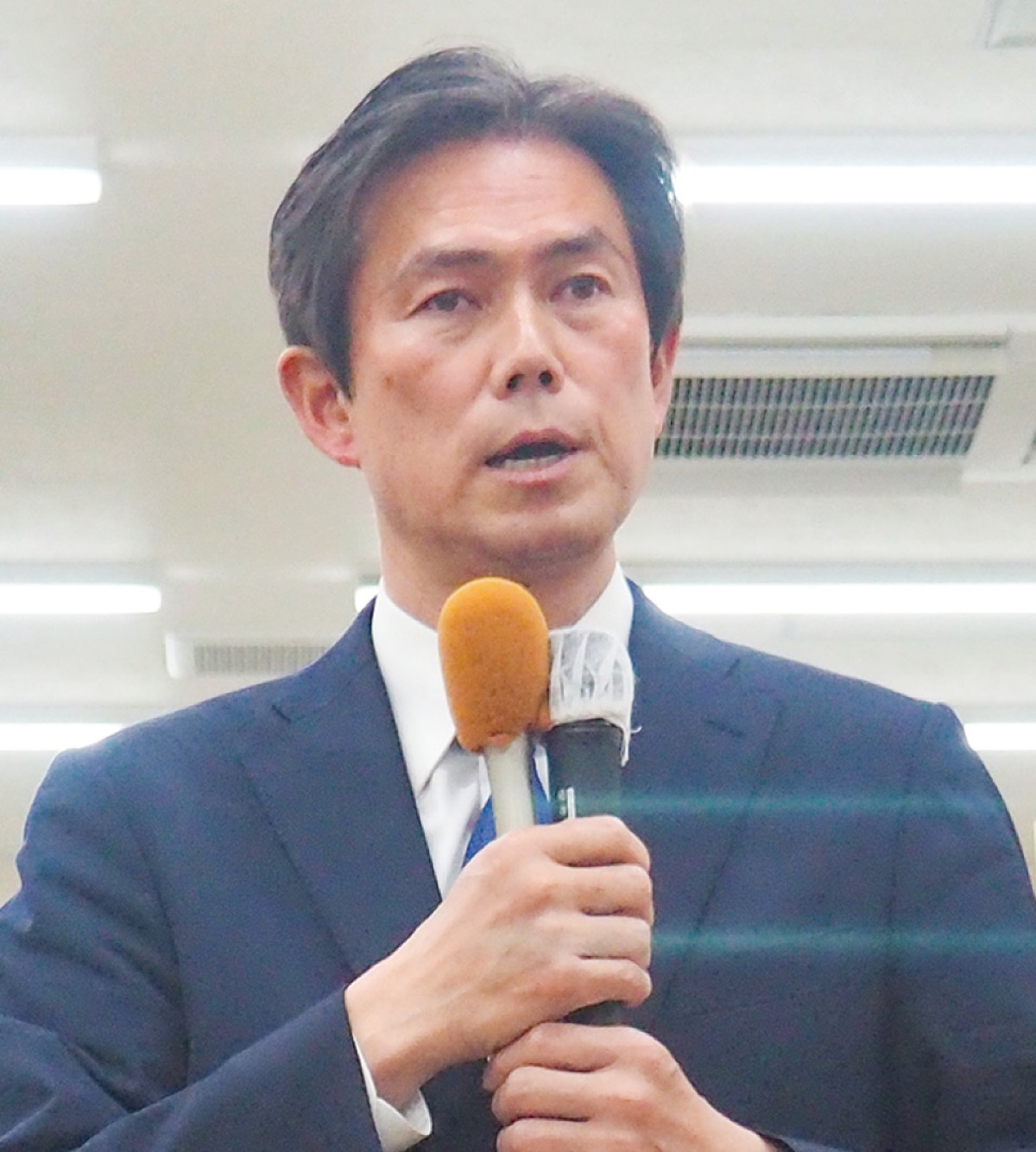 支援者に挨拶する後藤氏＝２月９日午前１時ごろ・厚木市内