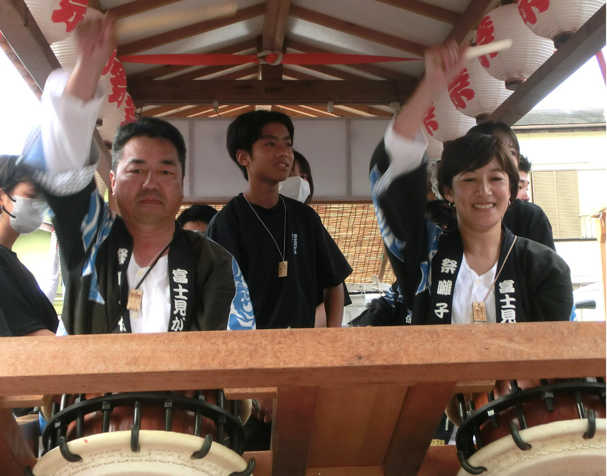 会長の静秀高さん(左)と副会長の静綾子さん(右)