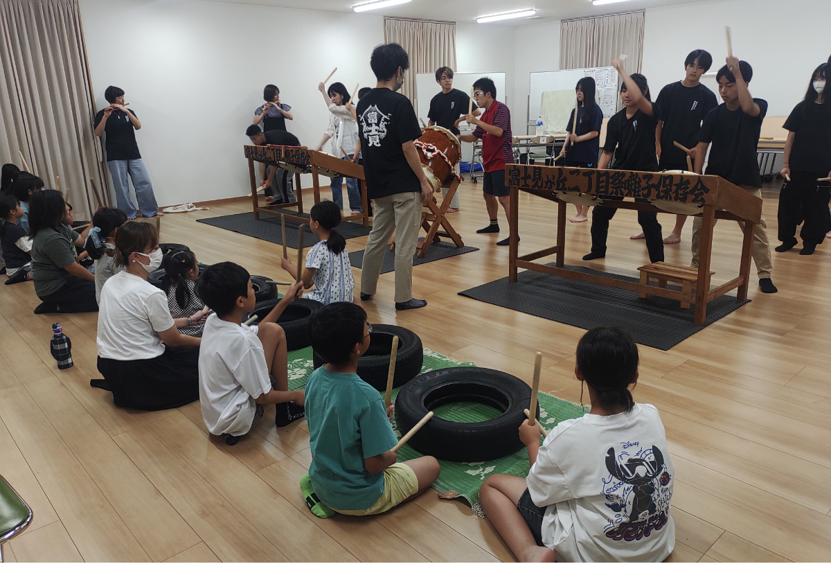 練習の様子(中央で指導する関野裕司さん)