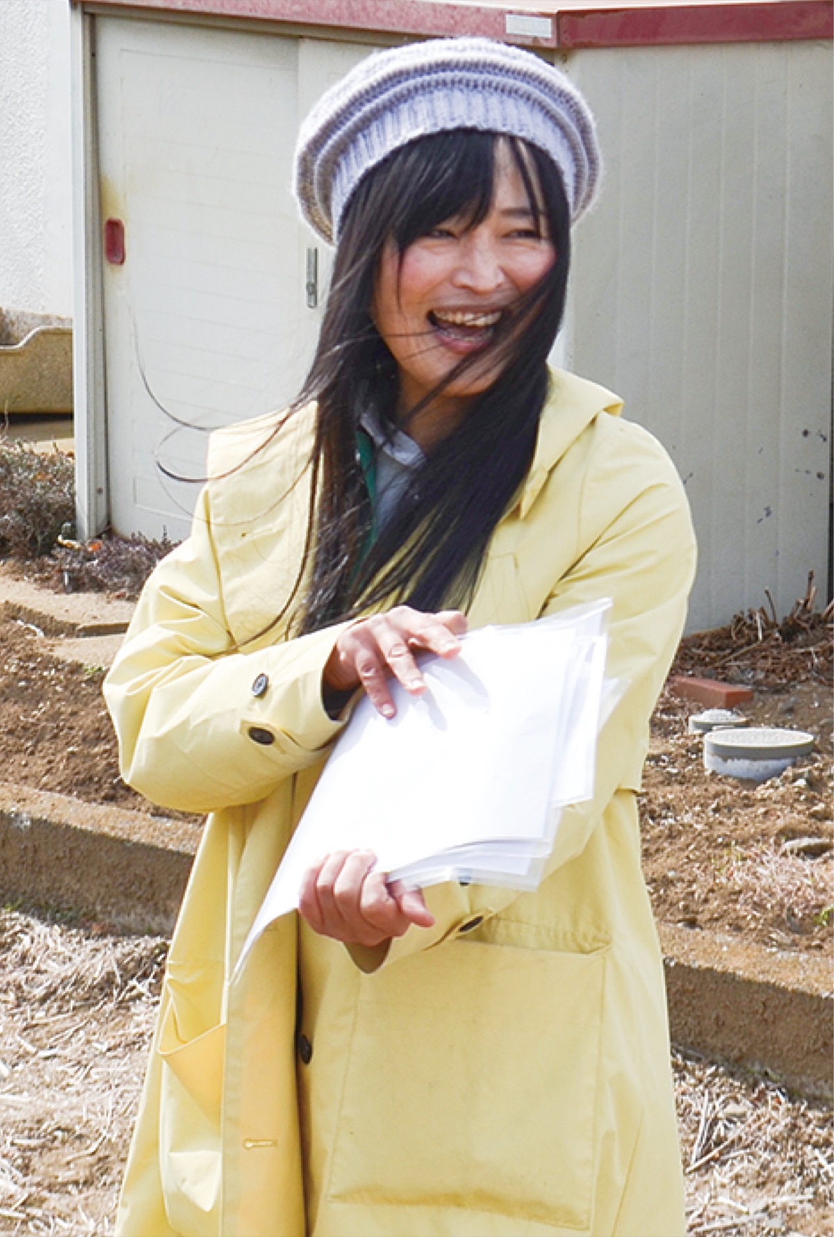 手づくりのパネルで麦踏みなどの説明をする影山さん