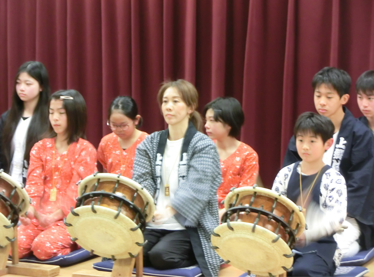 【3】吉嵜奈美子さん (4名とも灰色半纏)