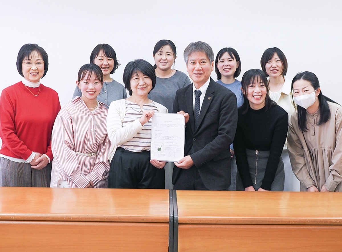 要望・提案書を市長に手渡す小林さんと「コソダテまちサポ」のメンバーら