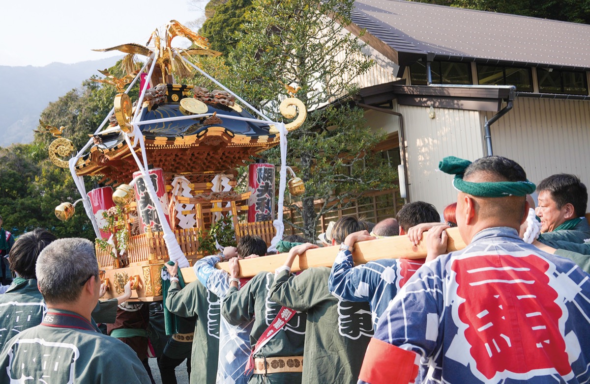 桜を楽しむ人でにぎわい (写真2)