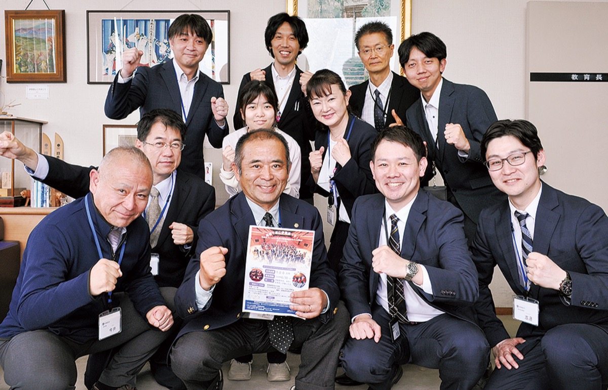 宮村教育長（前列中央）を中心に協力を呼びかける市担当課職員ら