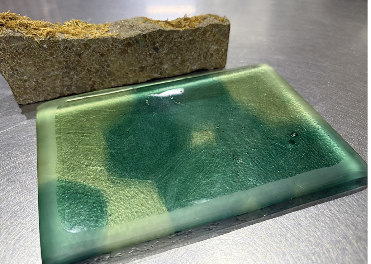 日向石の原石(奥)と日向石硝子の試作品