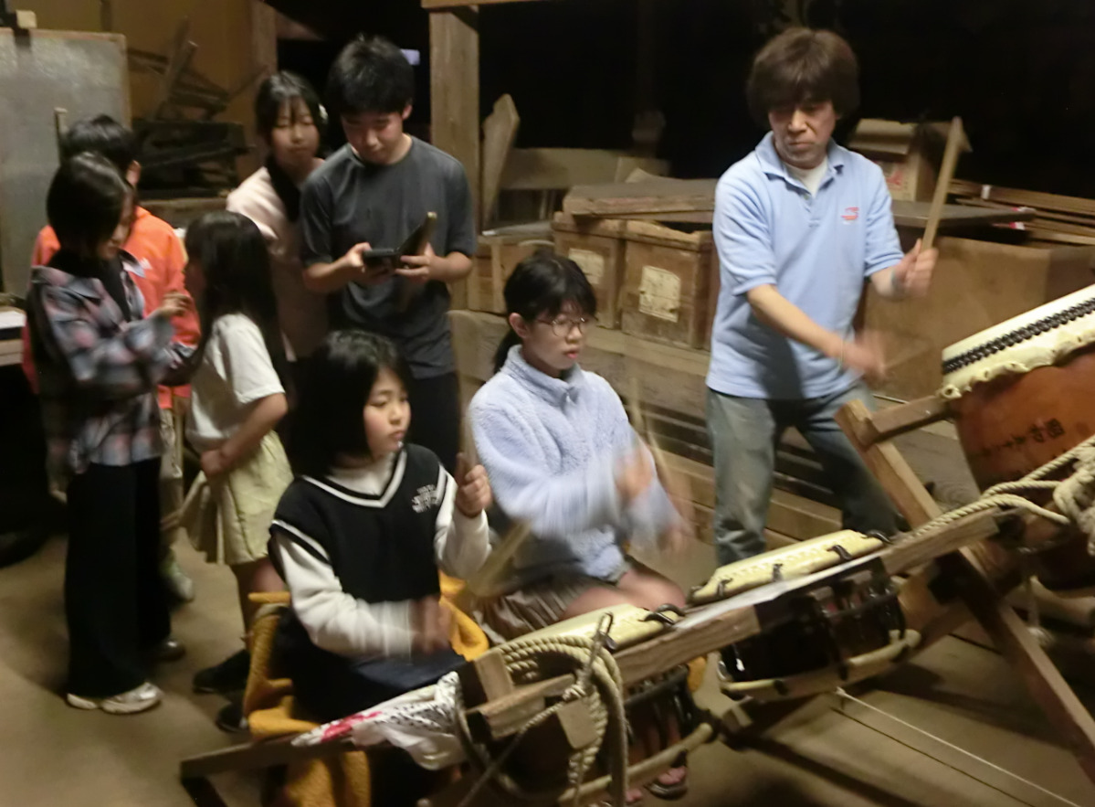 太鼓を指導する須山孝雄さん