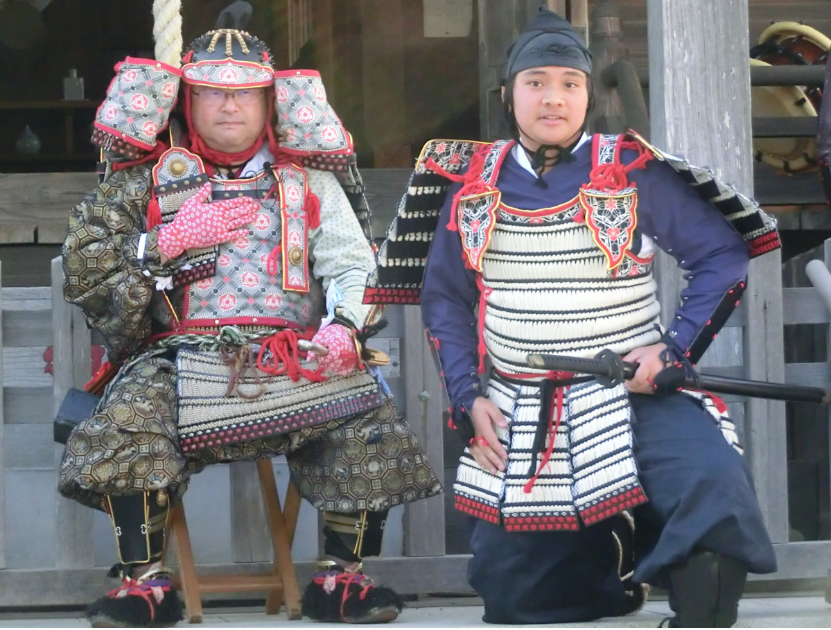 懐嶋景能役を演じた土橋敦史さん(左)