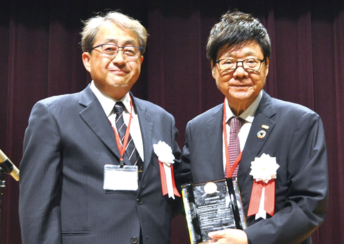特別功労感謝状が贈られた大泉政治名誉顧問（右）