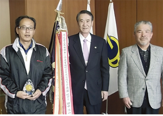 笠間市長に優勝を報告した田中さん（写真左）