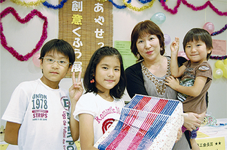 市長賞に輝いた百瀬愛さん（写真中央）と家族（左から光君、恭子さん、仁君）