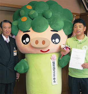 笠間市長（写真左）から認定証を受け取ったブタッコリ〜と推進委員会の斎藤会長