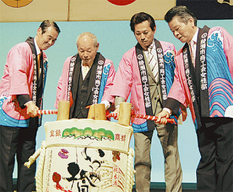 斉藤会長（左から２人目）らが鏡開きを行った