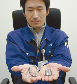 ウェーブクリップの説明をする斉藤さん。左が卓上タイプで、右が磁石付タイプ
