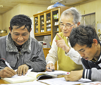 日本語を教える渡邉さん(写真中央)