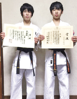 優勝した弟の凌雅さん(右)と、準優勝した兄の寿輝也さん(左)