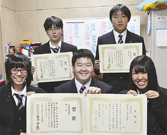 前列左から放送委員会の佐藤さん、磯部さん、露木さん。後列が情報科学部の後藤さんと（左）と佐藤さん
