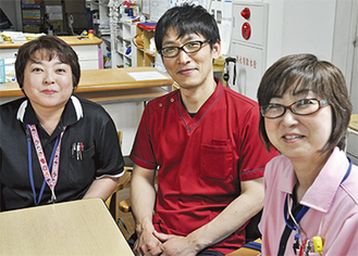 右からデイケア主任の小島さん、理学療法士主任の木下さん、支援相談員の松村さん