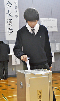 本物の投票箱を使った生徒会選挙