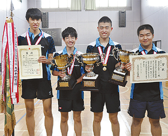 優勝旗・カップ・賞状を手に笑顔を見せる大山将人さん、岩城澪さん、小幡光輝さん、大山流清さん