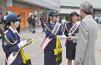 通行者に啓発チラシを渡す（左から）藤田さん、高山さん、河合さん