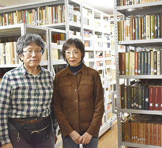 私設図書館を運営する上澤夫妻