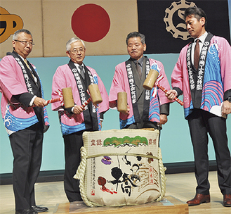(左から)武藤議長、古塩市長、笠間会長、綱嶋県議らによる鏡開き