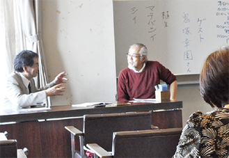 講師の小田さん(左)が聞き取りを実践