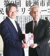 チャリティーゴルフで寄付