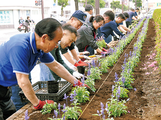花を植える住民と署員有志