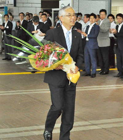 古塩市長が初登庁