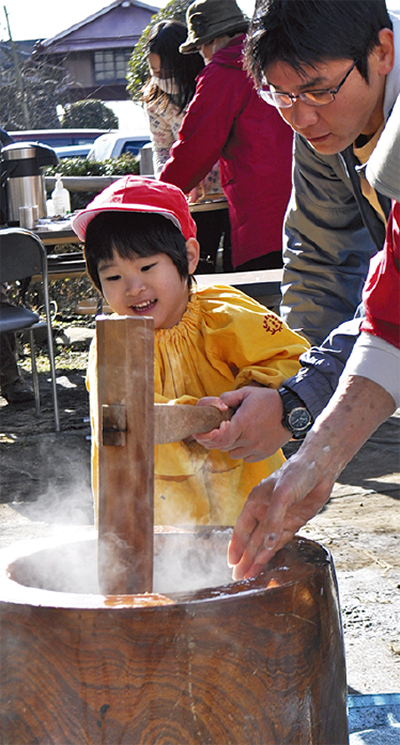 寒空の下 餅つき体験