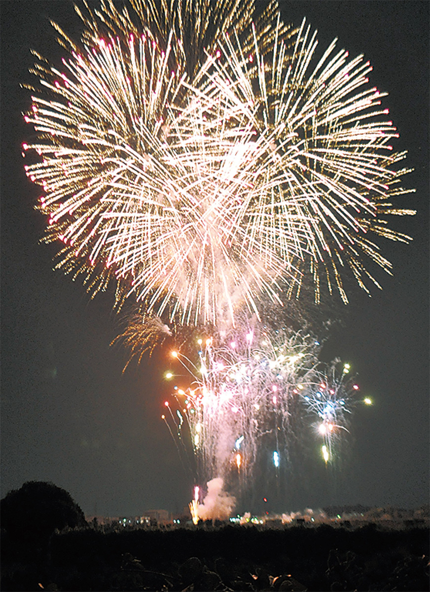 夏締めくくる祭りと花火