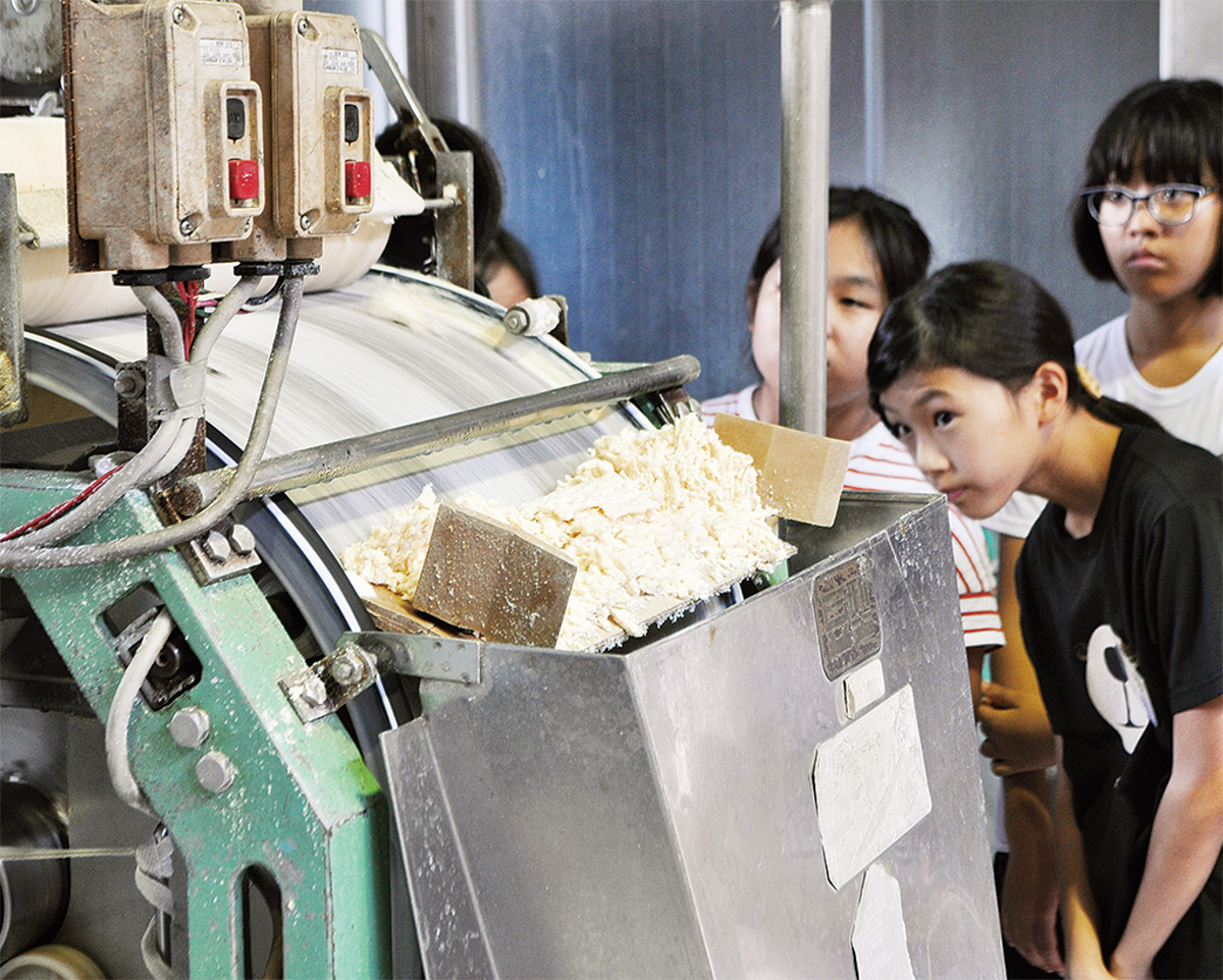 大学の博物館や豆腐製造を見学