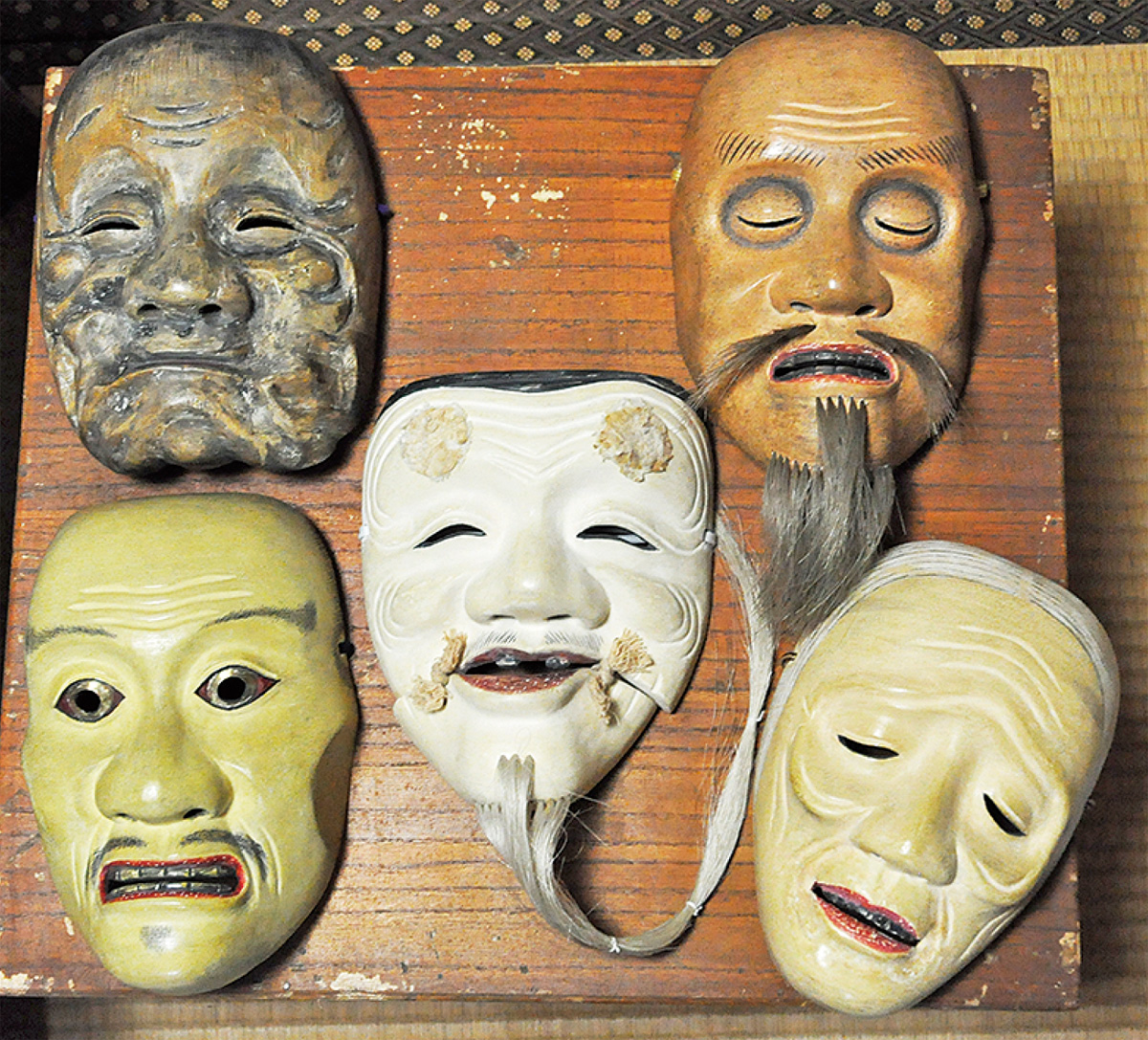 能面 白色 微笑み 木製