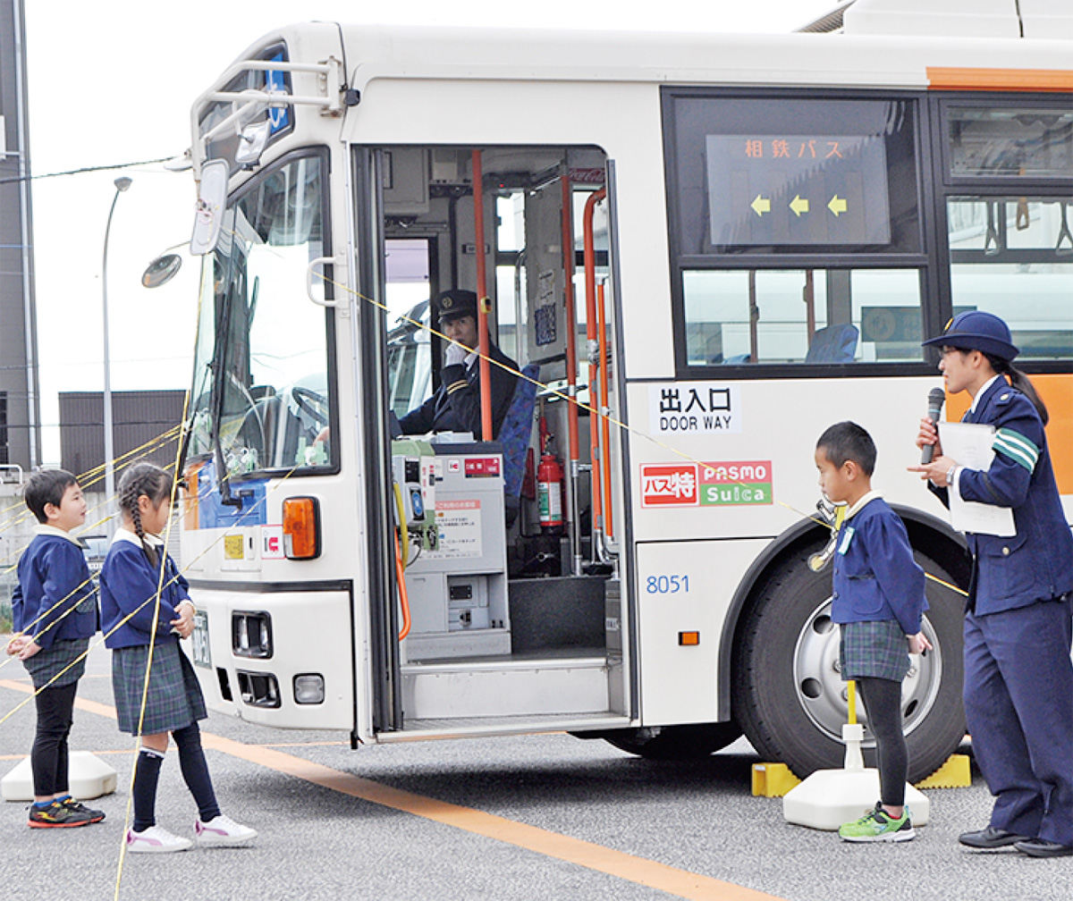 本物のバスで危険を学ぶ園児
