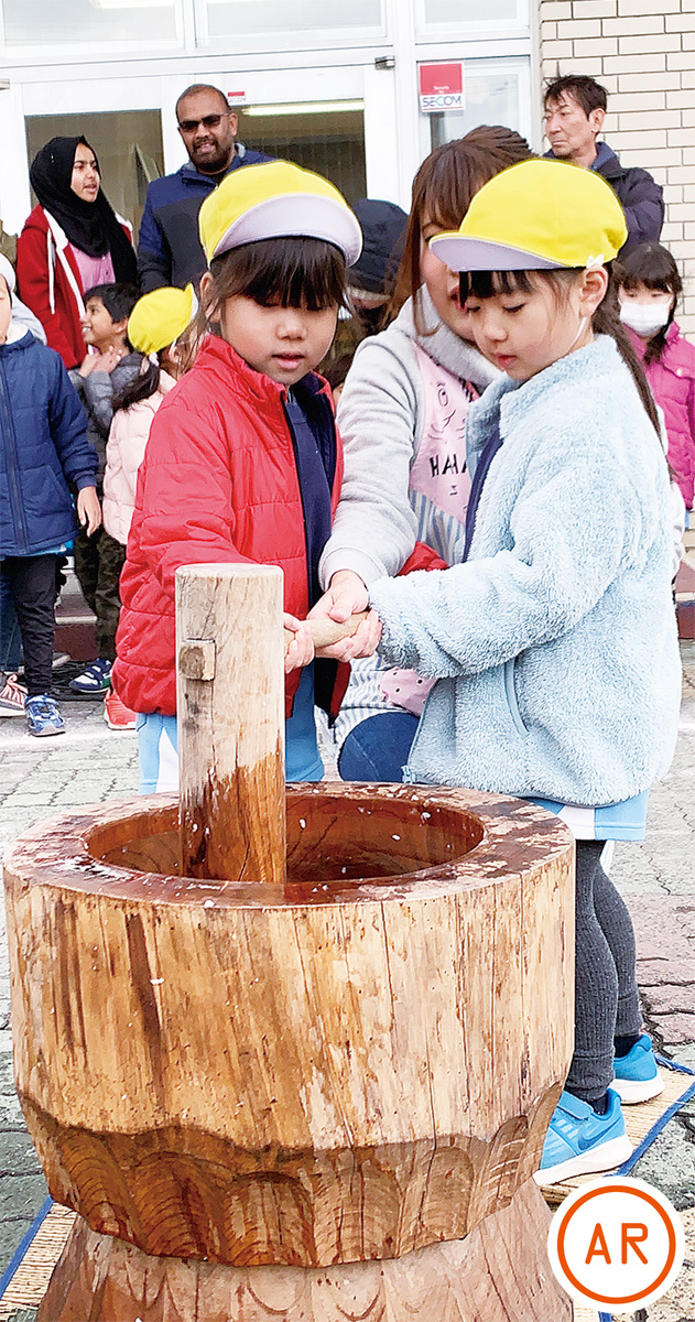 力を合わせ餅つきぺったん