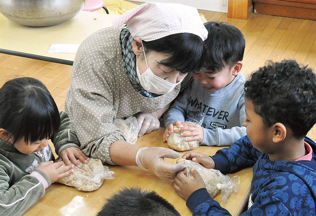 園児がみそ作りに挑戦