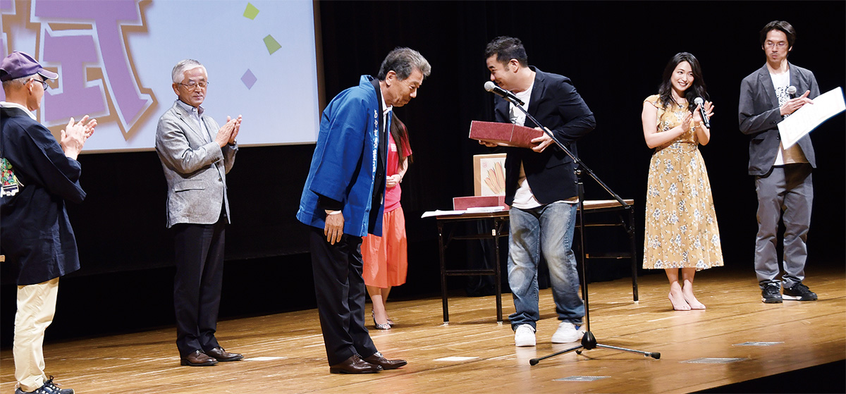 「ルーツ」 綾瀬で初上映